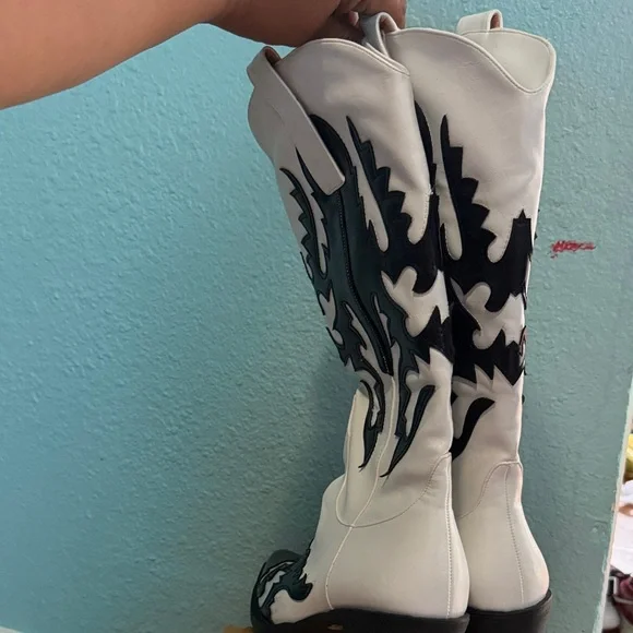White and Black Western Boots - Picture 4 of 10